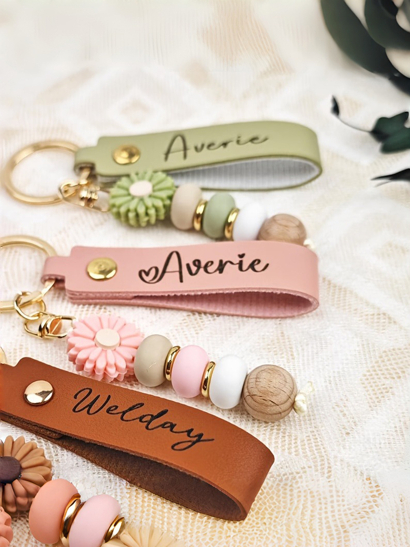 Customizable Daisy Beaded Keychain, an Elegant Gift for Women